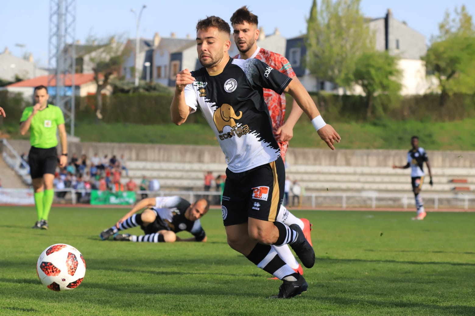 El equipo de la capital vence con un tanto de penalti de Carlos de la Navega y aleja a los chacineros del sueño de pelear por el play-off (1-0)