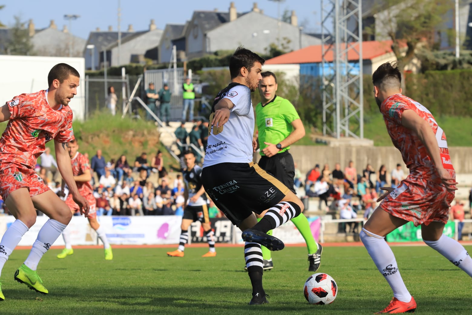 El equipo de la capital vence con un tanto de penalti de Carlos de la Navega y aleja a los chacineros del sueño de pelear por el play-off (1-0)