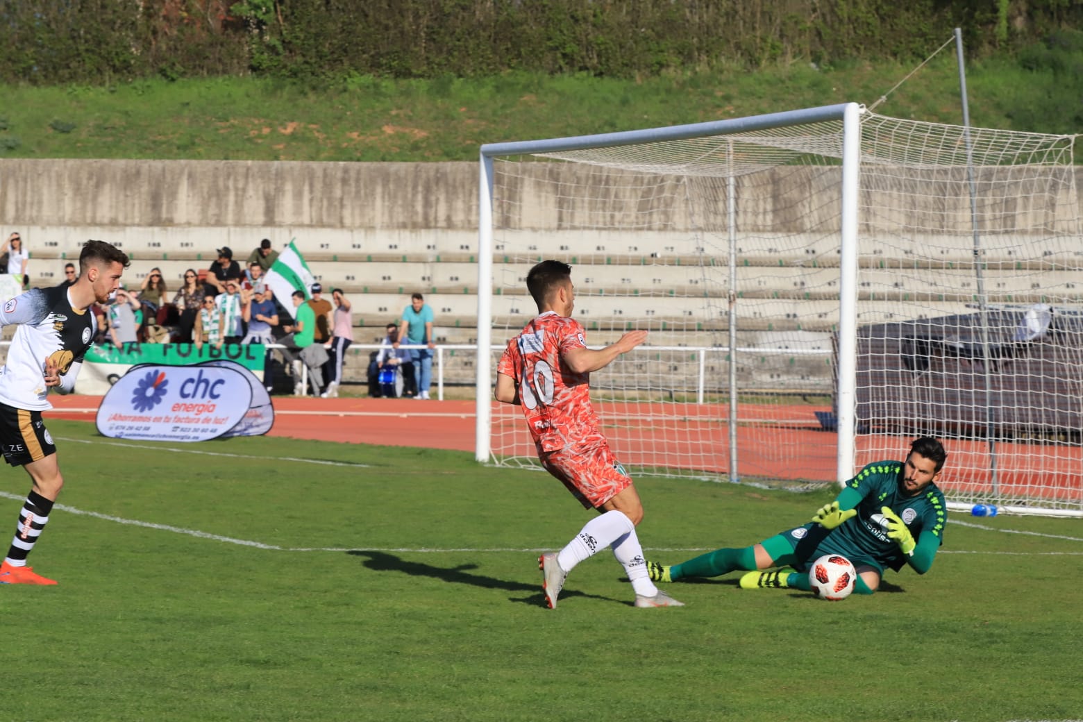 El equipo de la capital vence con un tanto de penalti de Carlos de la Navega y aleja a los chacineros del sueño de pelear por el play-off (1-0)