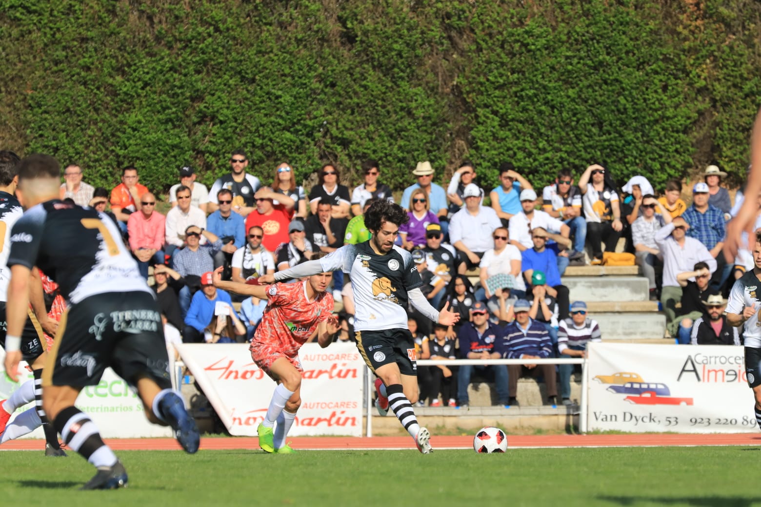 El equipo de la capital vence con un tanto de penalti de Carlos de la Navega y aleja a los chacineros del sueño de pelear por el play-off (1-0)