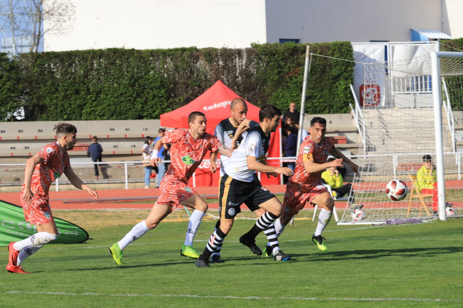 El equipo de la capital vence con un tanto de penalti de Carlos de la Navega y aleja a los chacineros del sueño de pelear por el play-off (1-0)