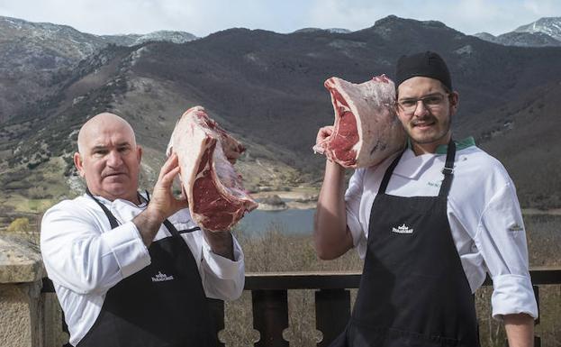 Los chefs Jesús Alonso y Daniel Merino posan con dos piezas de carne de Cervera en el Parador. 