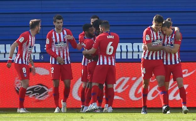 Thomas Lemar celebra el gol con sus compañeros. 