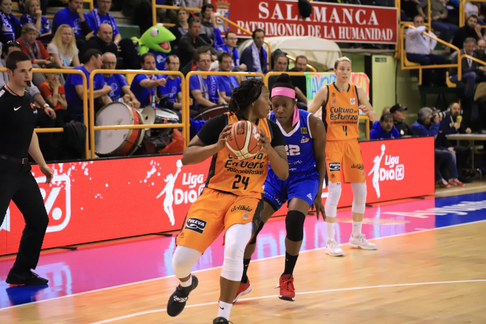 El equipo salmantino rompe el partido en el tercer cuarto (27-11), en el primer duelo de semifinales ante el Valencia Basket