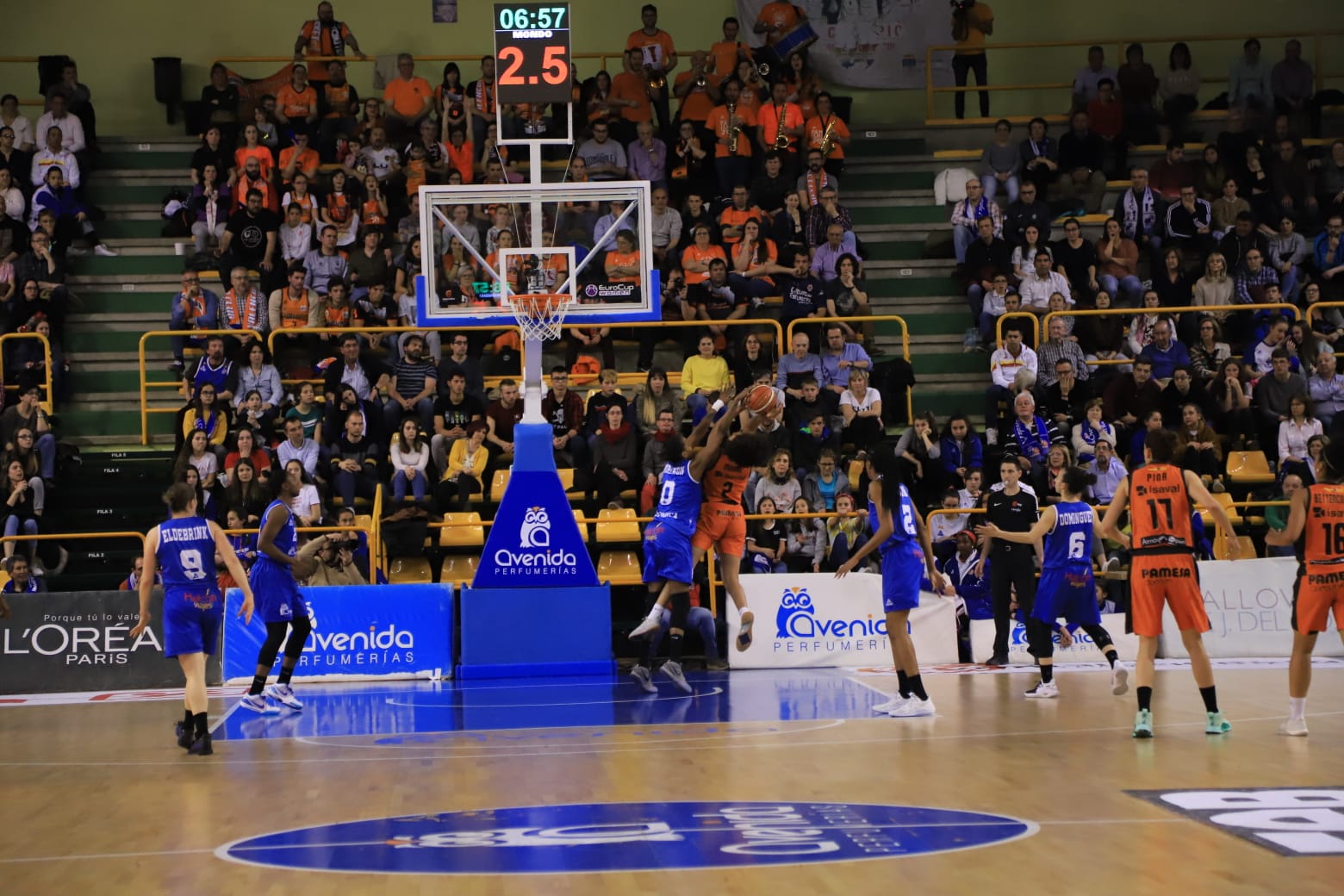 El equipo salmantino rompe el partido en el tercer cuarto (27-11), en el primer duelo de semifinales ante el Valencia Basket