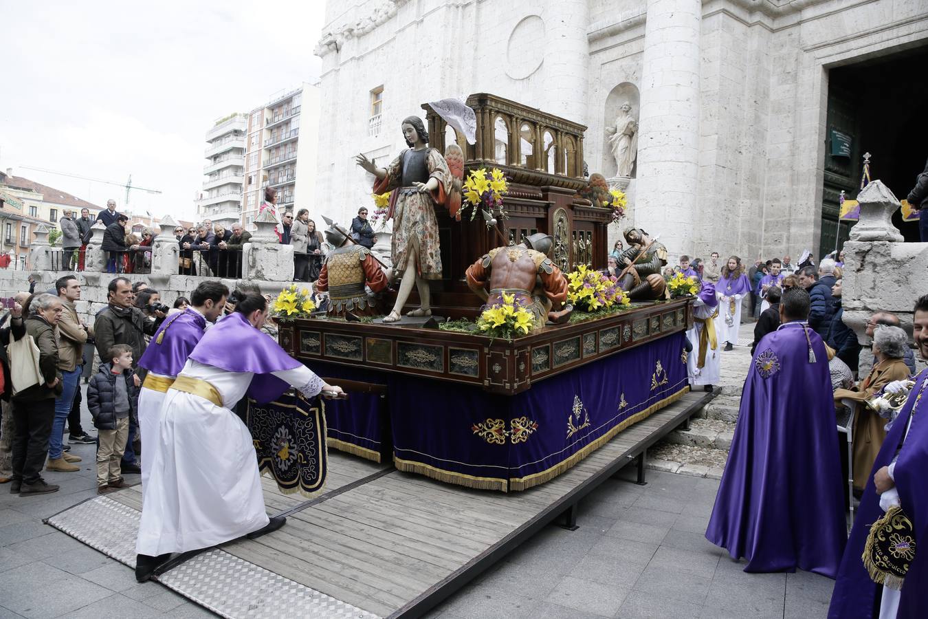 Fotos: Procesión del Encuentro de Jesús Resucitado con la Virgen de la Alegría en Valladolid (2/2)