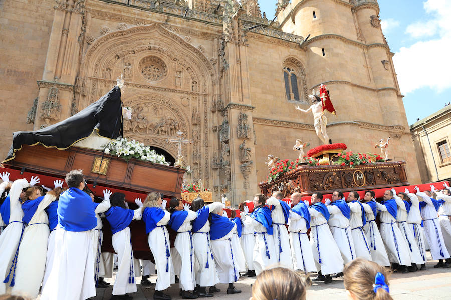 Fotos: Procesión del Encuentro entre la Virgen de la Alegría y Jesús Resucitado en Salamanca