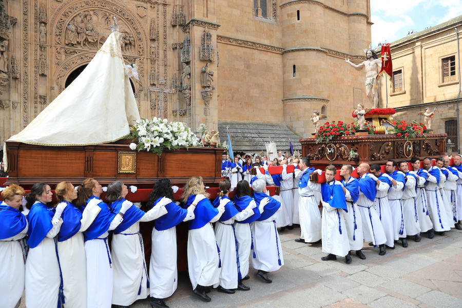 Fotos: Procesión del Encuentro entre la Virgen de la Alegría y Jesús Resucitado en Salamanca