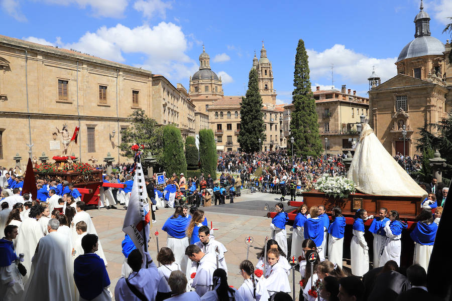 Fotos: Procesión del Encuentro entre la Virgen de la Alegría y Jesús Resucitado en Salamanca