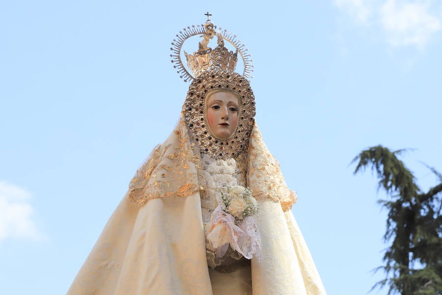 Fotos: Procesión del Encuentro entre la Virgen de la Alegría y Jesús Resucitado en Salamanca