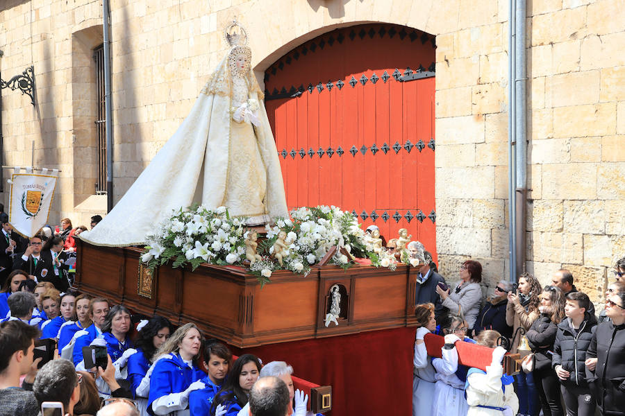 Fotos: Procesión del Encuentro entre la Virgen de la Alegría y Jesús Resucitado en Salamanca