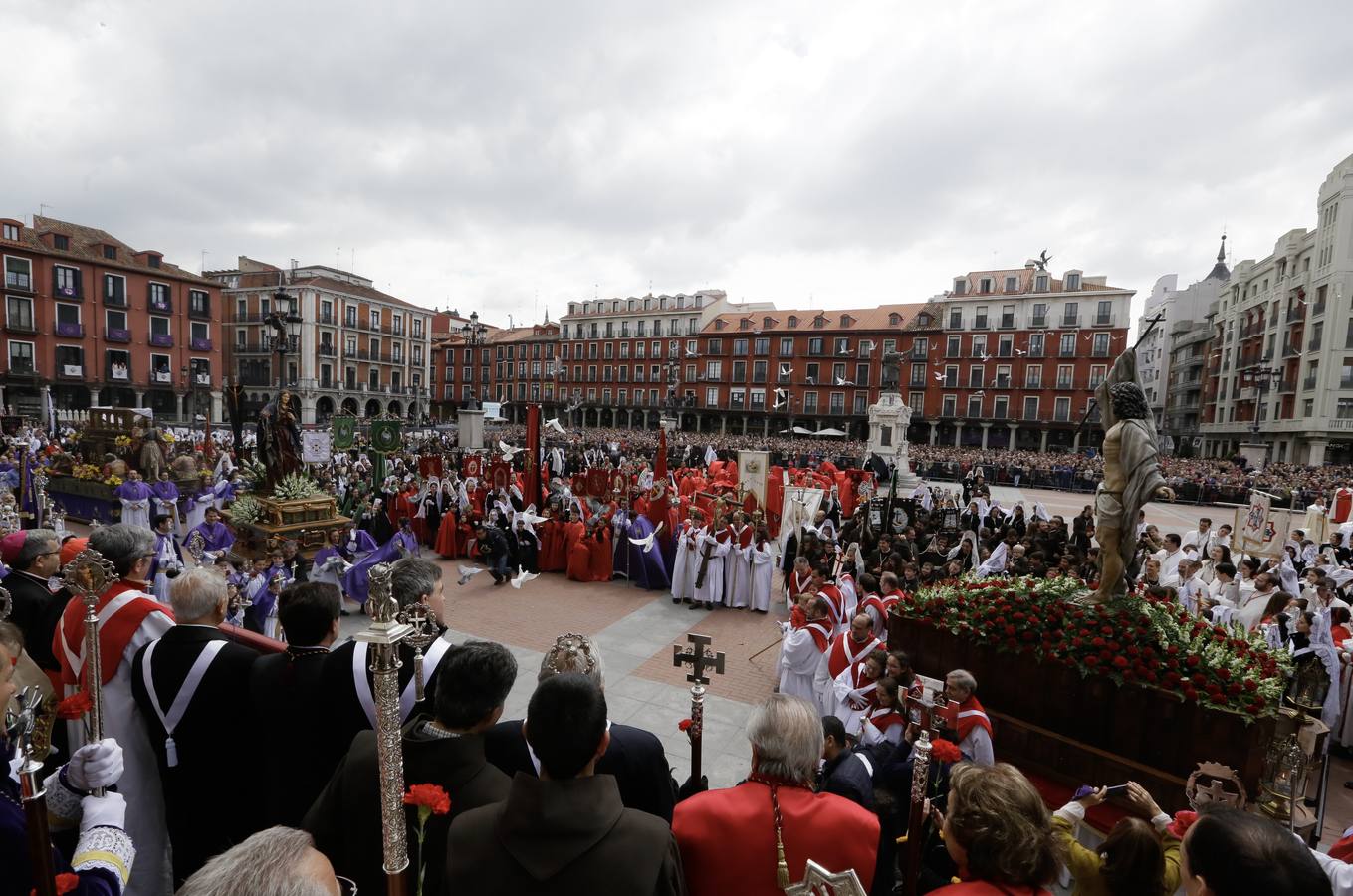 Fotos: Procesión del Encuentro de Jesús Resucitado con la Virgen de la Alegría en Valladolid (2/2)