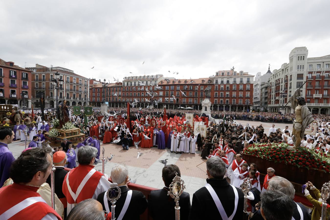 Fotos: Procesión del Encuentro de Jesús Resucitado con la Virgen de la Alegría en Valladolid (2/2)