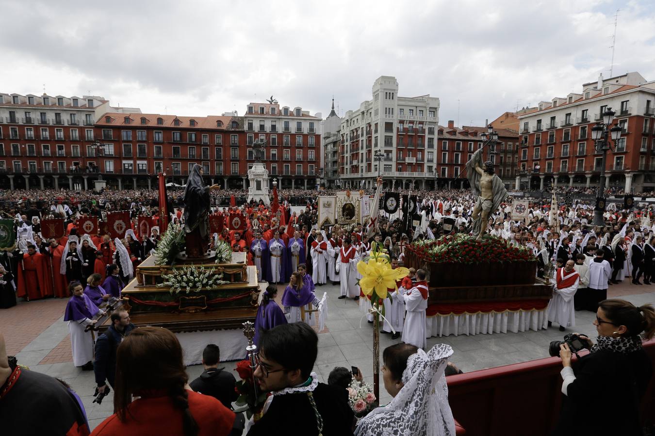 Fotos: Procesión del Encuentro de Jesús Resucitado con la Virgen de la Alegría en Valladolid (2/2)