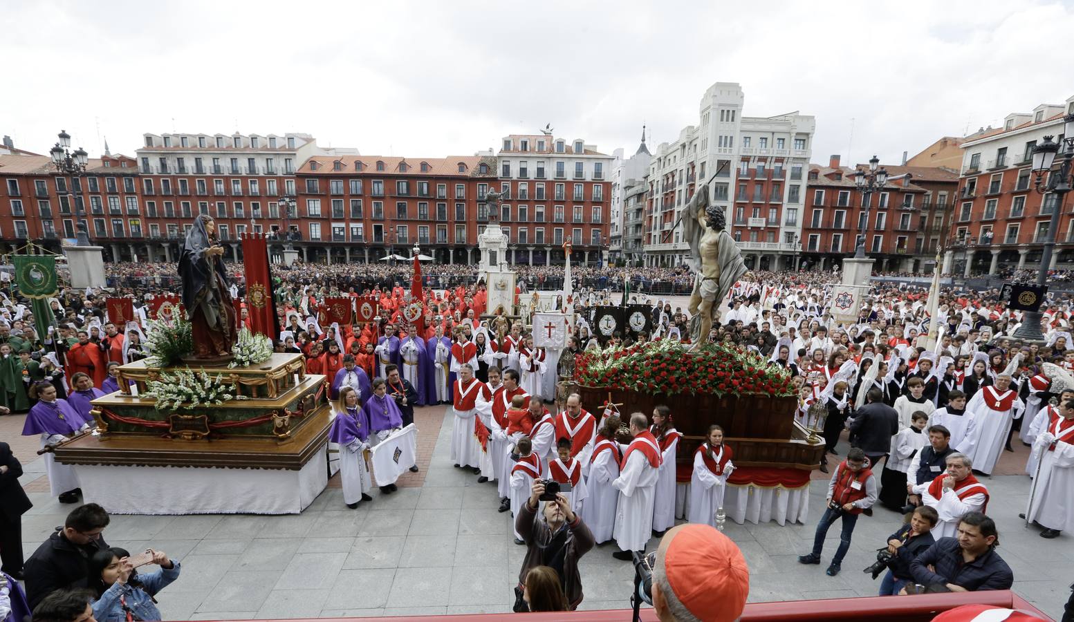 Fotos: Procesión del Encuentro de Jesús Resucitado con la Virgen de la Alegría en Valladolid (2/2)