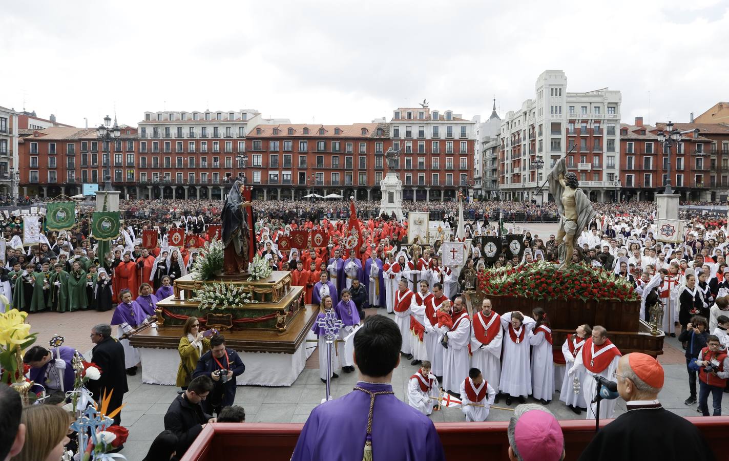 Fotos: Procesión del Encuentro de Jesús Resucitado con la Virgen de la Alegría en Valladolid (2/2)
