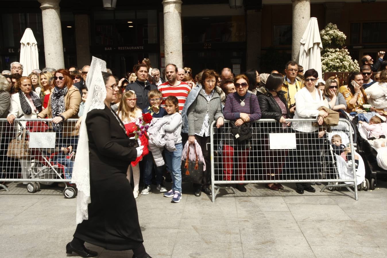 Fotos: Público en la Procesión del Encuentro en Valladolid (2/4)