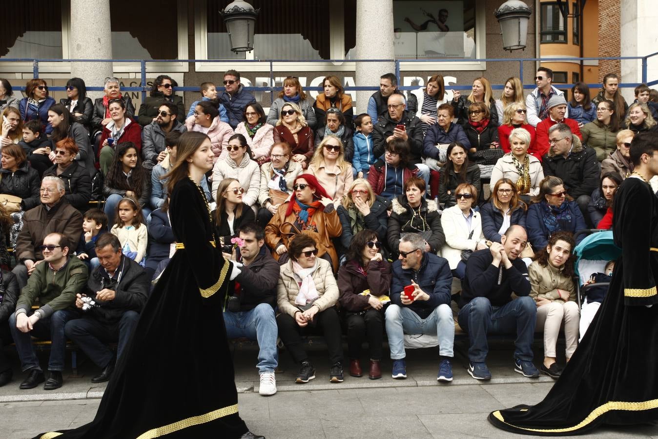 Fotos: Público en la Procesión del Encuentro en Valladolid (2/4)