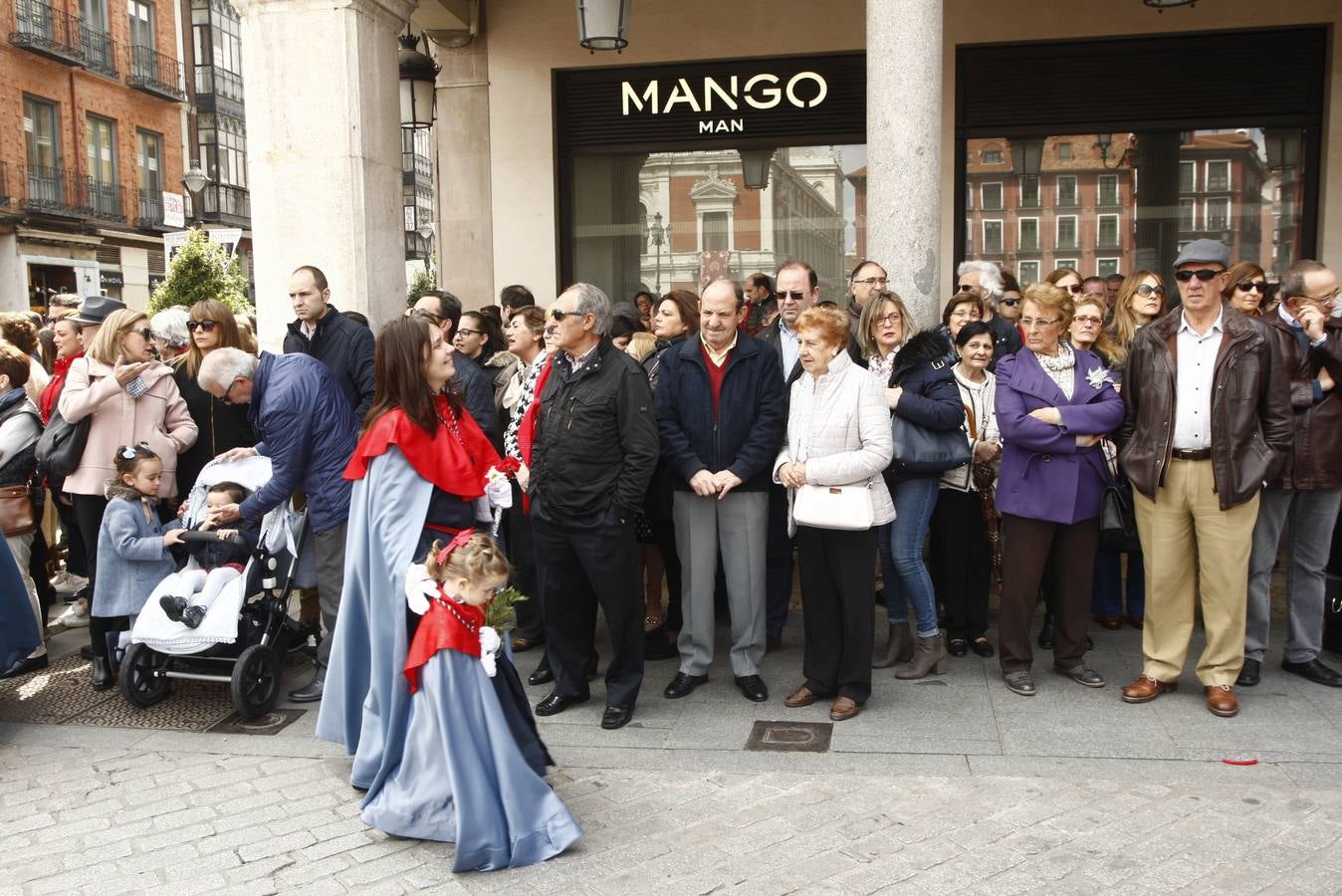 Fotos: Público en la Procesión del Encuentro en Valladolid (2/4)