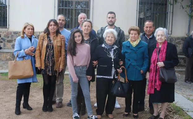 Exaltación Andrés Pereira, junto a parte de su familia, en Garcibuey.