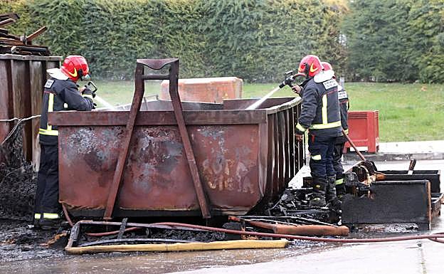 Los bomberos sofocan el incendio. 