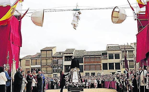 Ceremonia de 'La Bajada del Ángel' en la localidad de Peñafiel (Valladolid). 