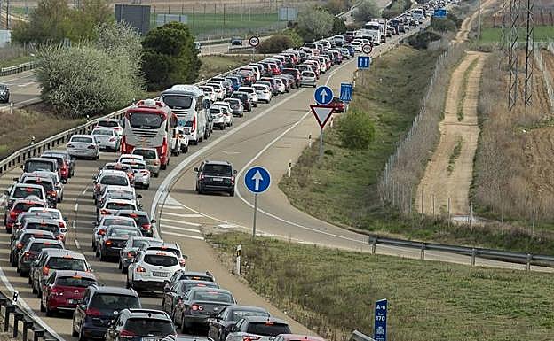 Galería. Retenciones en la A-6, a la altura de Medina del Campo.