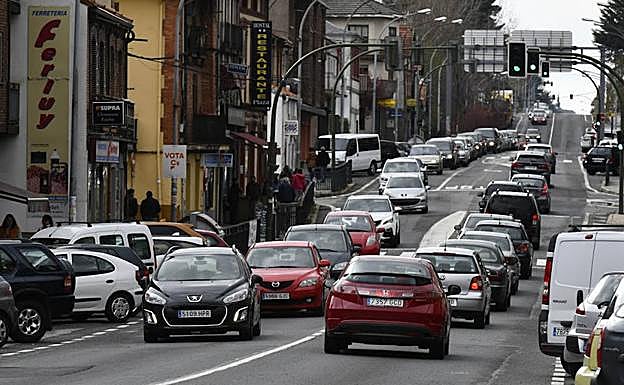 Tráfico denso en la travesía de San Rafael. 