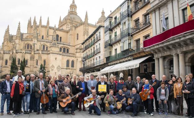 Los andariegos canarios, este lunes, en la Plaza Mayor. 