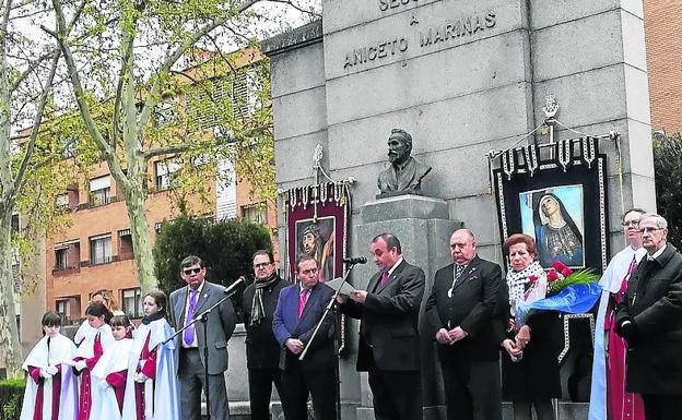 Un momento del acto, ayer, en el monumento a Marinas. 