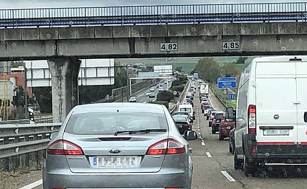 Atasco en la salida de Valladolid en Semana Santa. 