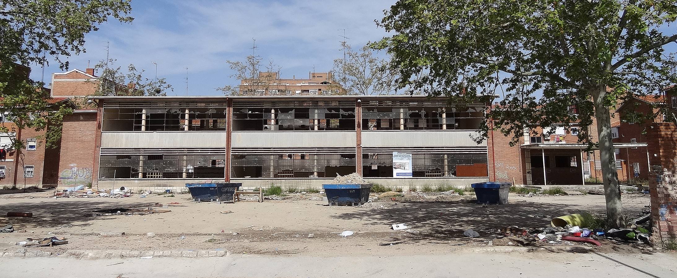 Fotos: El abandono de las obras convierte el colegio 29 de Octubre de Pajarillos en un vertedero