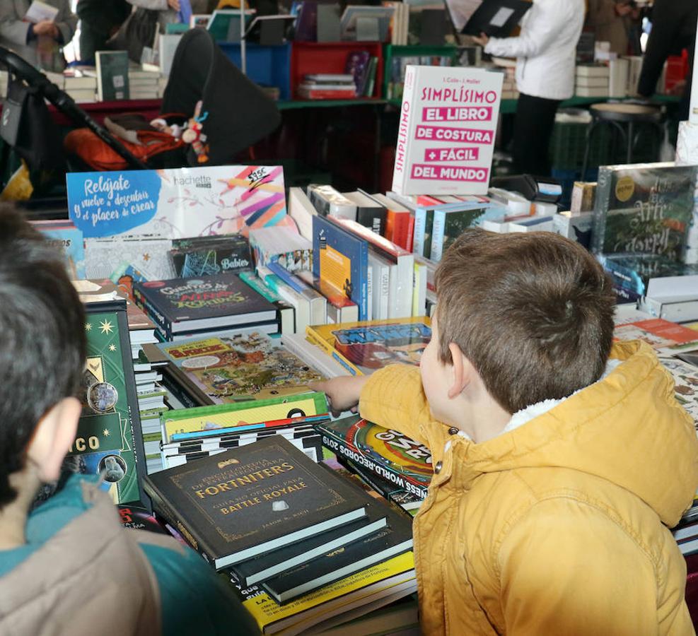 Los libreros han celebrado este 23 de abril el Día del Libro en la Plaza de España de Valladolid