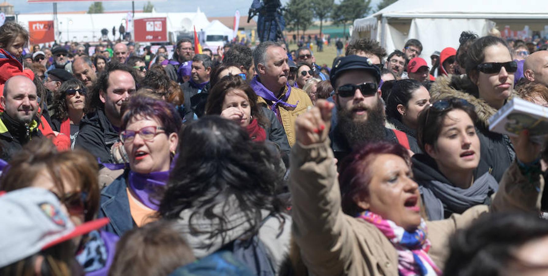 Los más de 13.000 asistentes a la campa de Villalar que celebraron el Día de Castilla y León disfrutaron de viandas y actuaciones de música