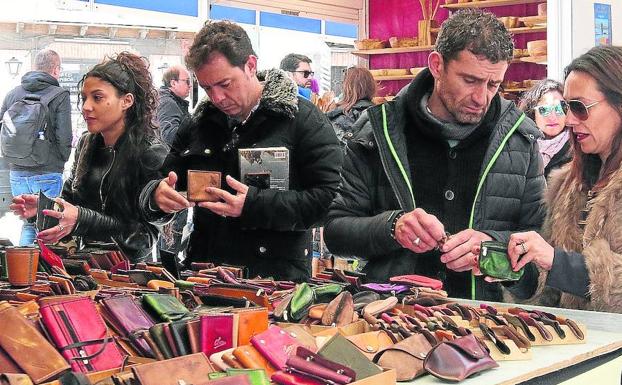 Público en una de las casetas de la feria del año pasado. 