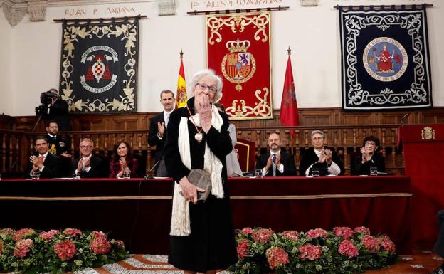 Ida Vitale, agradece al público la ovación tras recibir el Cervantes.