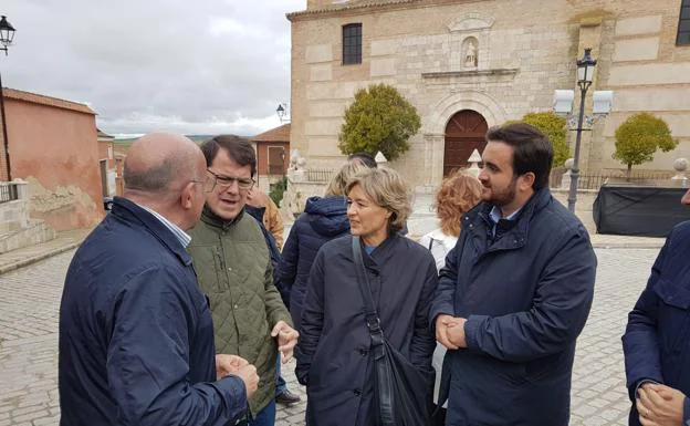 Alfonso Mañueco, en el centro, charla con Jesús Julio Carnero (i), Isabel García Tejerina y José Ángel Alonso, a su llegada a Villalar de los Comuneros. 