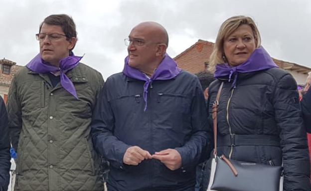 Alfonso Mañueco, a la izquierda, junto con Jesús Julio Carnero y Pilar del Olmo en Villalar de los Comuneros.