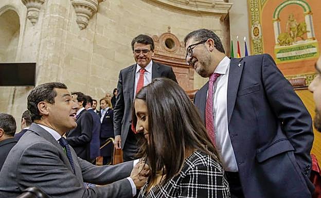 El presidente de Andalucía, Juanma Moreno, saluda al líder regional de Vox, el exjuez Francisco Serrano.