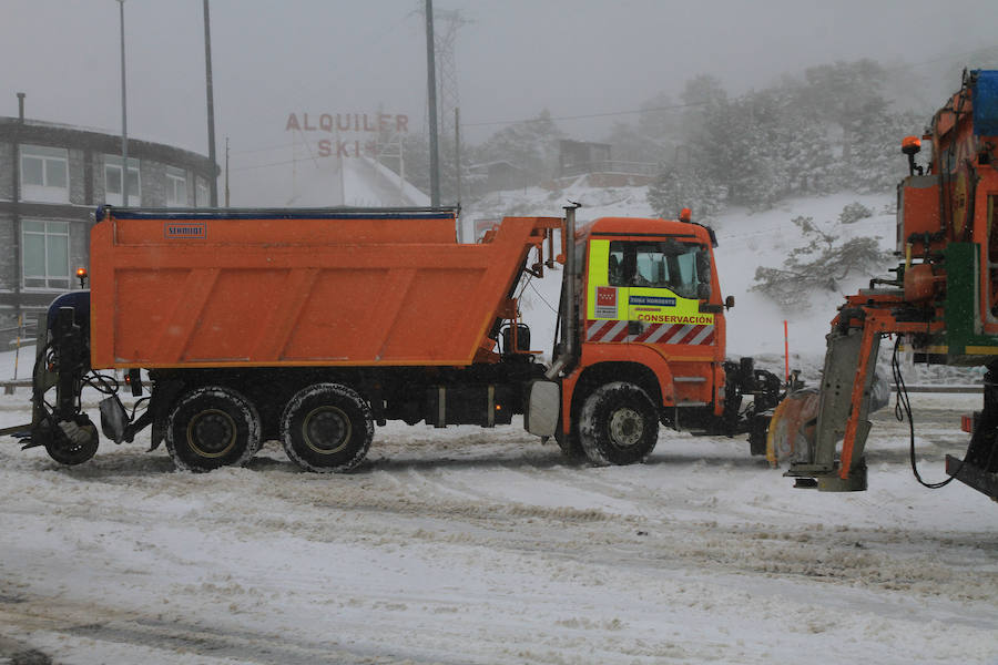 Fotos: Nieve y ventisca en el puerto de Navacerrada