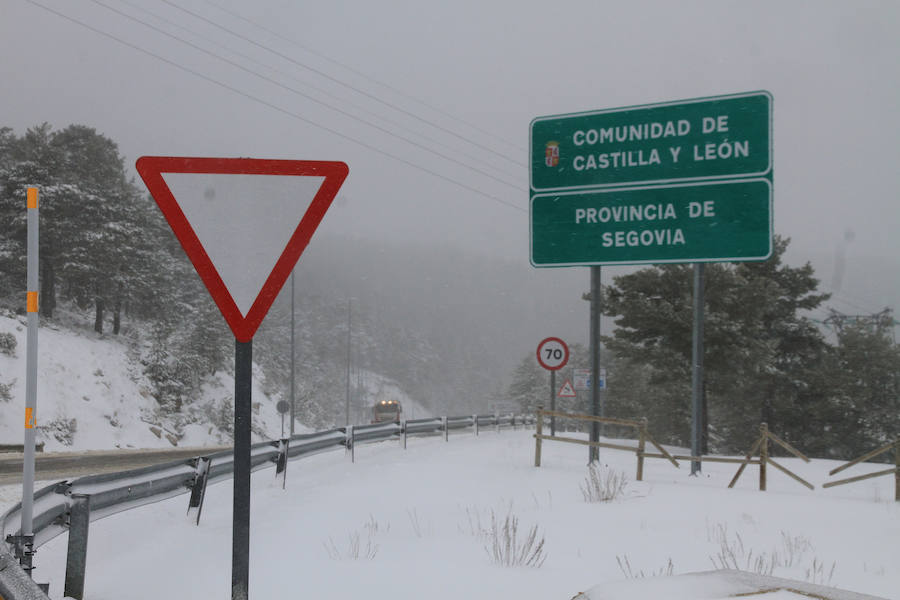 Fotos: Nieve y ventisca en el puerto de Navacerrada