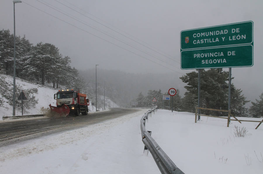 Fotos: Nieve y ventisca en el puerto de Navacerrada