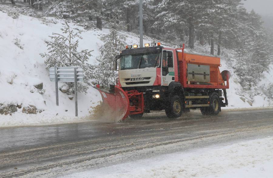 Fotos: Nieve y ventisca en el puerto de Navacerrada