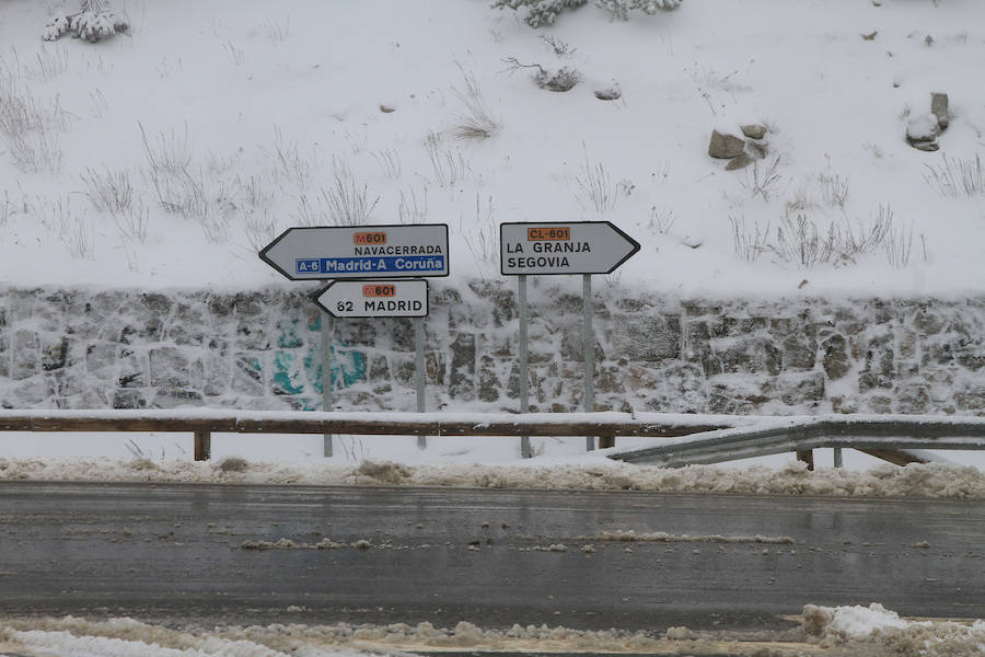 Fotos: Nieve y ventisca en el puerto de Navacerrada
