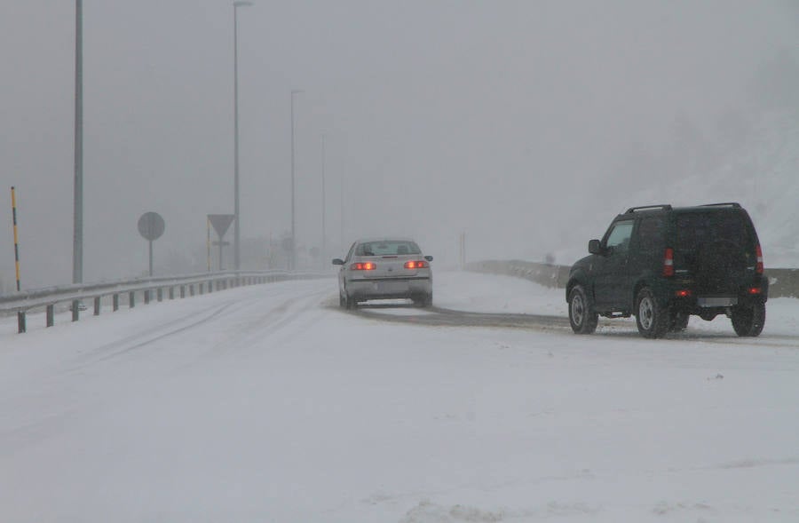 Fotos: Nieve y ventisca en el puerto de Navacerrada