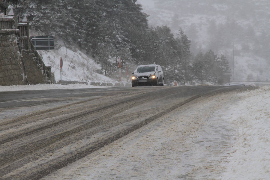 Fotos: Nieve y ventisca en el puerto de Navacerrada