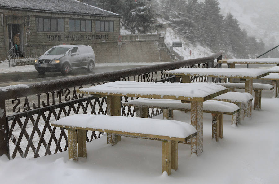 Fotos: Nieve y ventisca en el puerto de Navacerrada