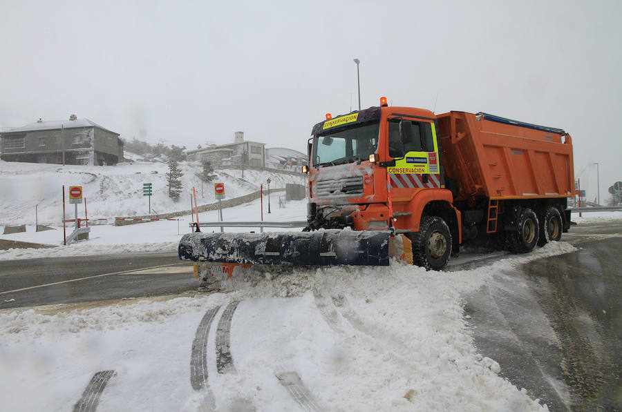 Fotos: Nieve y ventisca en el puerto de Navacerrada