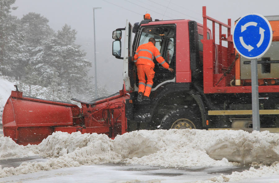 Fotos: Nieve y ventisca en el puerto de Navacerrada