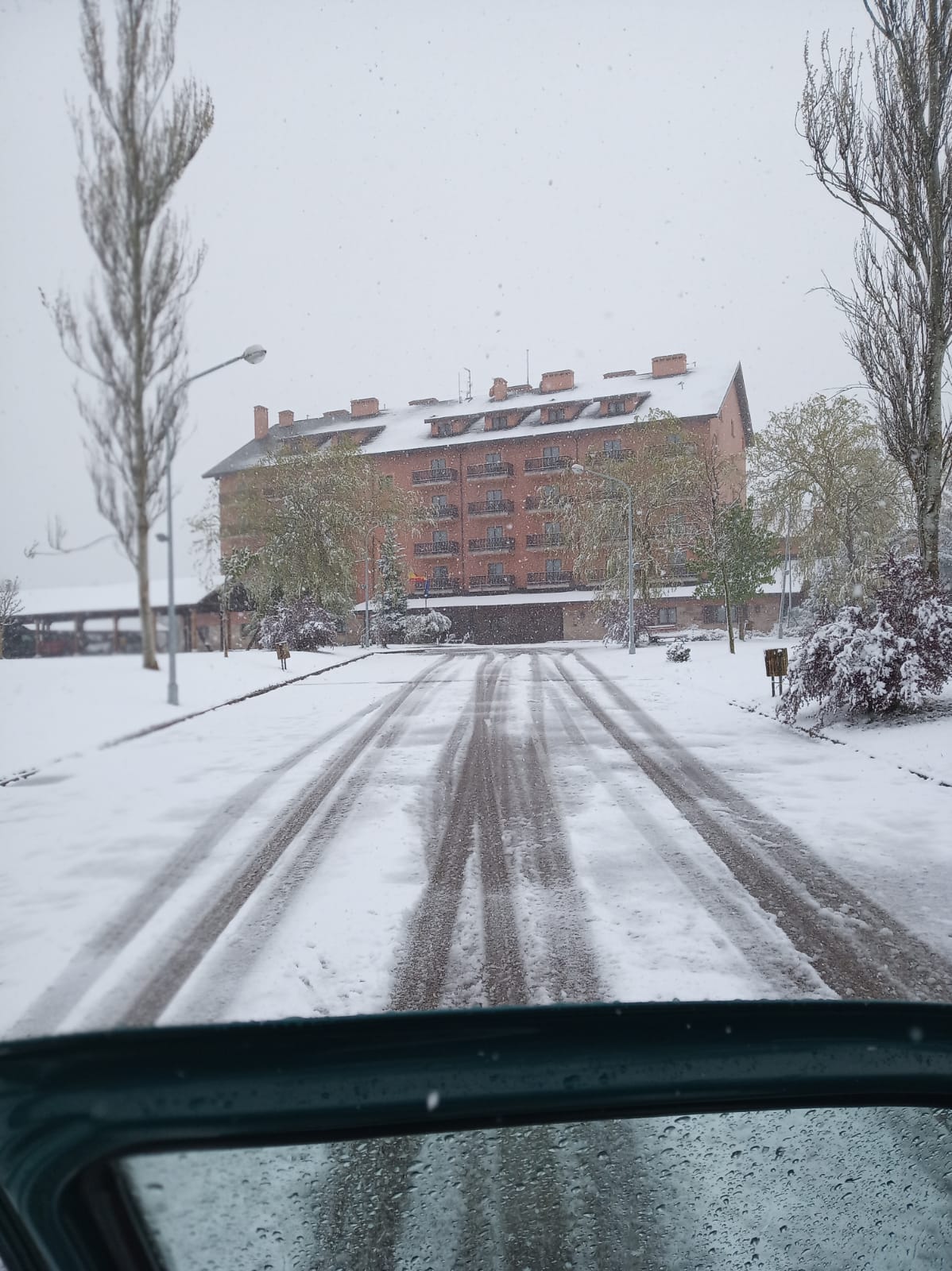 Fotos: La nieve vuelve a finales de abril al norte de Palencia